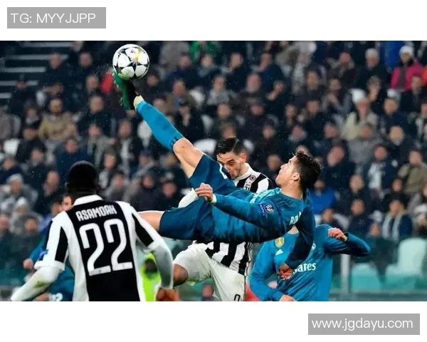 欧冠赛场惊现奇葩瞬间球迷冲入抢夺C罗球衣引热议